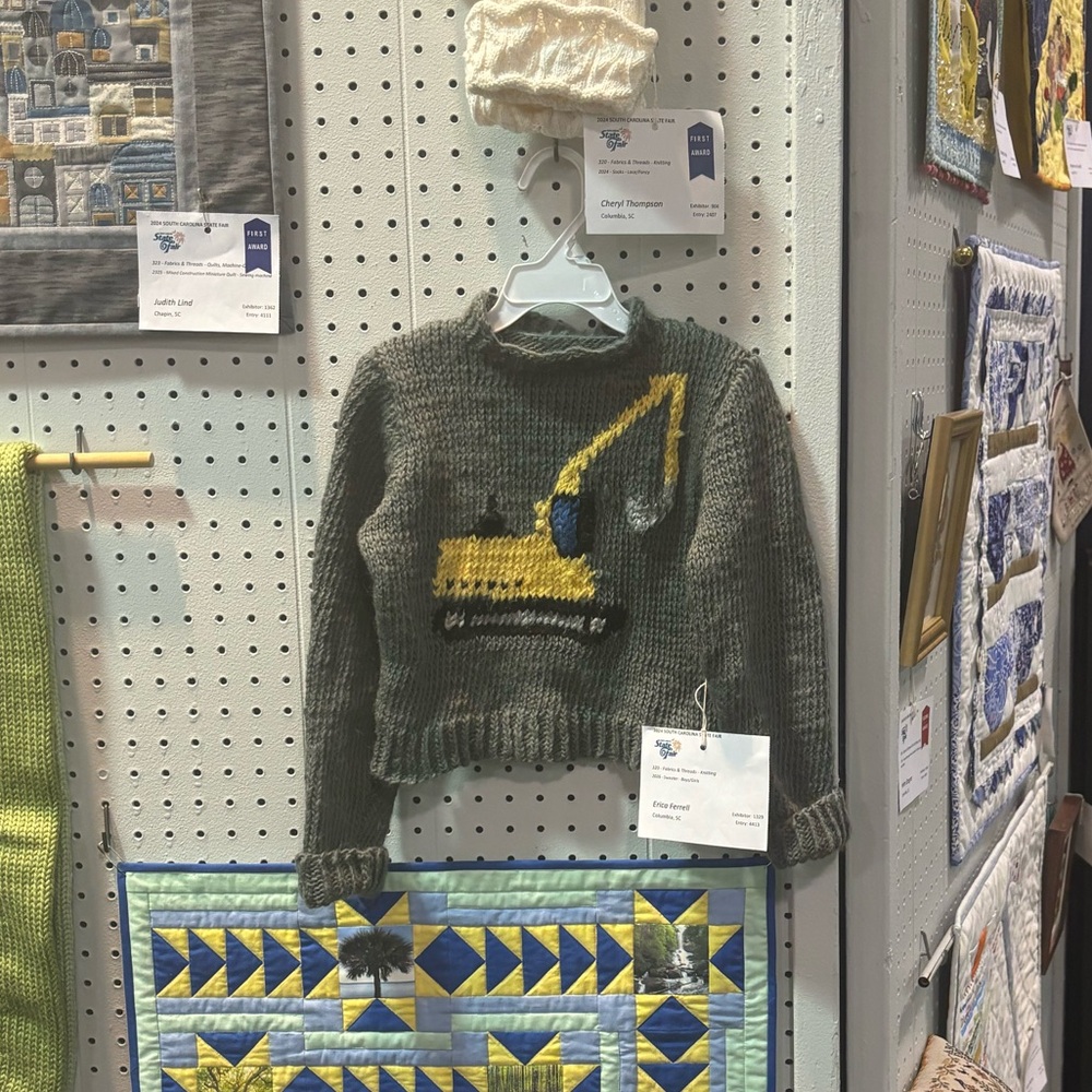 🚫Looking for this Sweater🚫